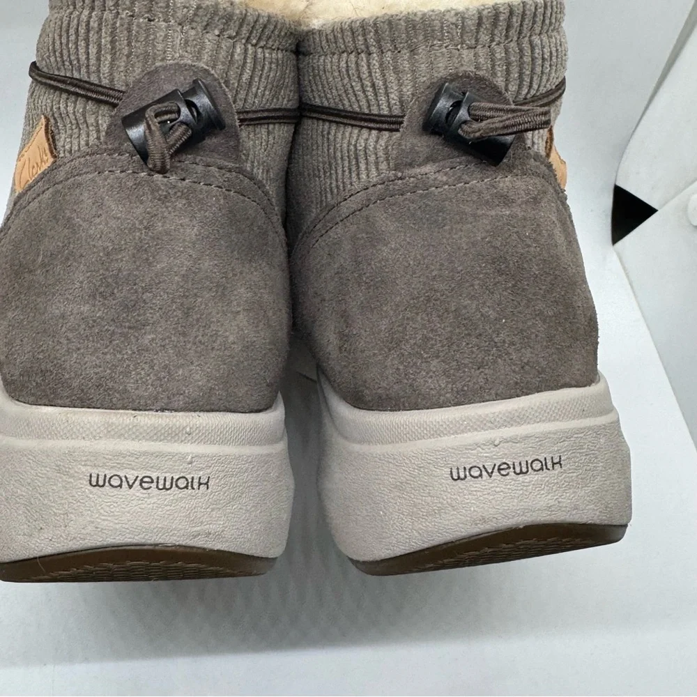 Clarks Wave 2.0 Alp Taupe Suede Sherpa Ankle Boots Booties Size 8.5 M